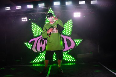 Twiztid, 23 Nisan 2022 'de Livonia, Michigan' daki Burton Malikanesinde canlı performans sergiliyor.