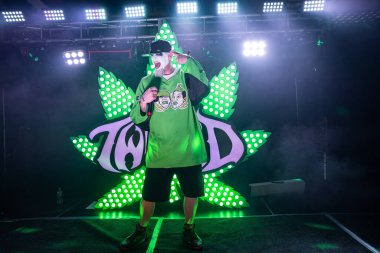 Twiztid, 23 Nisan 2022 'de Livonia, Michigan' daki Burton Malikanesinde canlı performans sergiliyor.