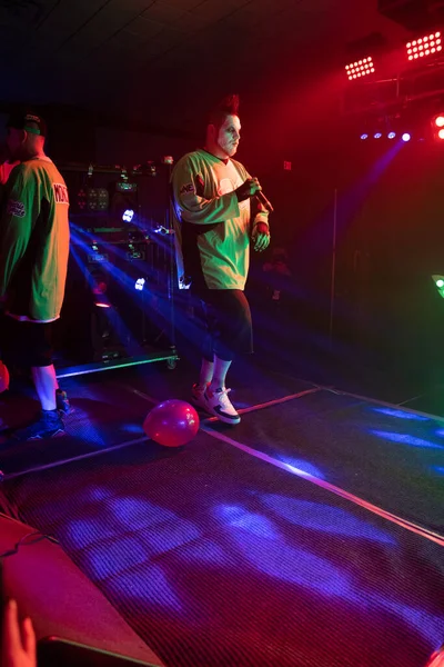 Twiztid, 23 Nisan 2022 'de Livonia, Michigan' daki Burton Malikanesinde canlı performans sergiliyor.