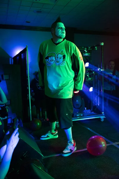 Twiztid, 23 Nisan 2022 'de Livonia, Michigan' daki Burton Malikanesinde canlı performans sergiliyor.