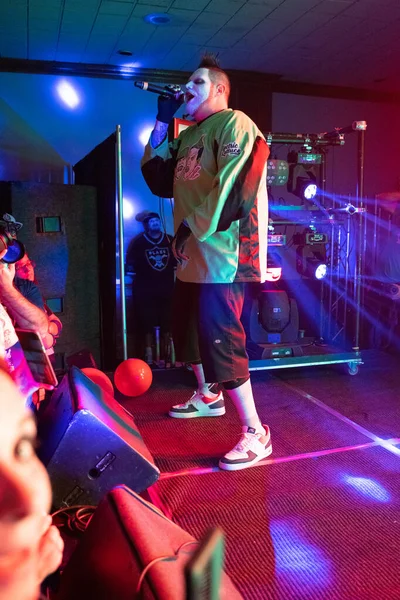 Twiztid, 23 Nisan 2022 'de Livonia, Michigan' daki Burton Malikanesinde canlı performans sergiliyor.