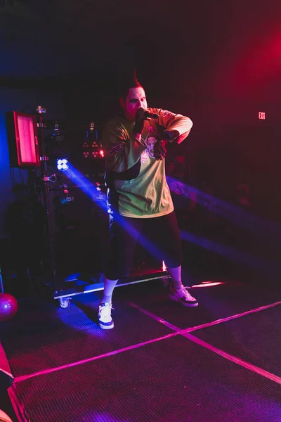 Twiztid, 23 Nisan 2022 'de Livonia, Michigan' daki Burton Malikanesinde canlı performans sergiliyor.