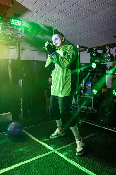 Twiztid, 23 Nisan 2022 'de Livonia, Michigan' daki Burton Malikanesinde canlı performans sergiliyor.