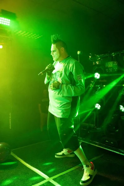 Twiztid, 23 Nisan 2022 'de Livonia, Michigan' daki Burton Malikanesinde canlı performans sergiliyor.