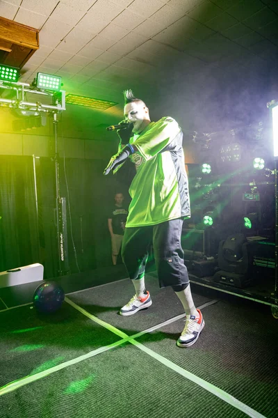 Twiztid, 23 Nisan 2022 'de Livonia, Michigan' daki Burton Malikanesinde canlı performans sergiliyor.