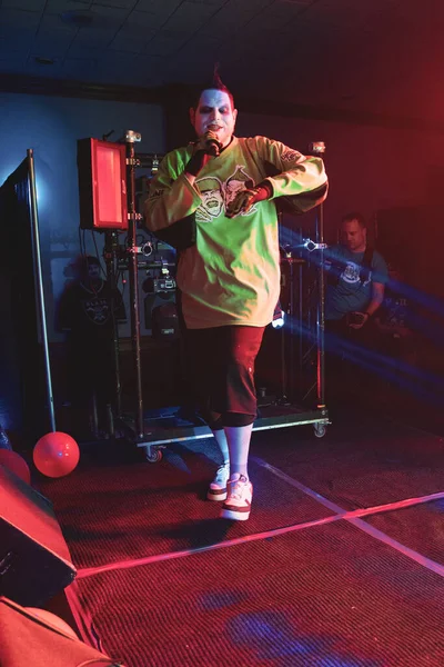 Twiztid, 23 Nisan 2022 'de Livonia, Michigan' daki Burton Malikanesinde canlı performans sergiliyor.