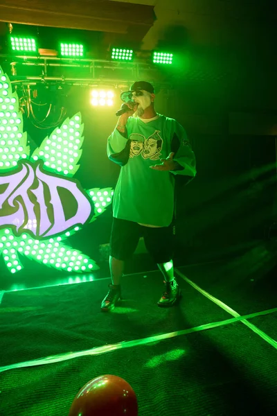 Twiztid, 23 Nisan 2022 'de Livonia, Michigan' daki Burton Malikanesinde canlı performans sergiliyor.