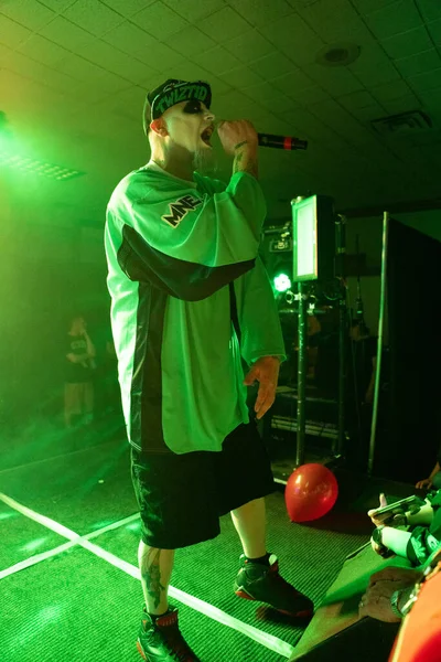 Twiztid, 23 Nisan 2022 'de Livonia, Michigan' daki Burton Malikanesinde canlı performans sergiliyor.