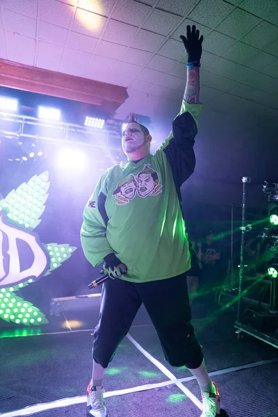 Twiztid, 23 Nisan 2022 'de Livonia, Michigan' daki Burton Malikanesinde canlı performans sergiliyor.