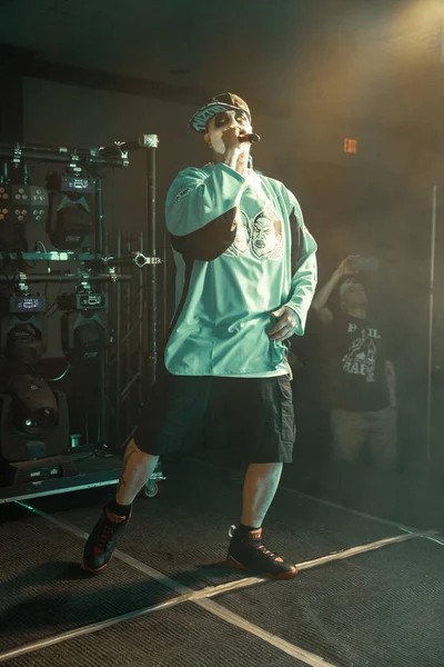 Twiztid, 23 Nisan 2022 'de Livonia, Michigan' daki Burton Malikanesinde canlı performans sergiliyor.