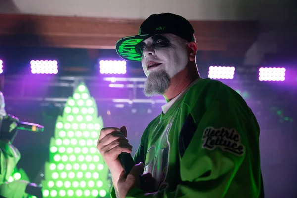Twiztid, 23 Nisan 2022 'de Livonia, Michigan' daki Burton Malikanesinde canlı performans sergiliyor.