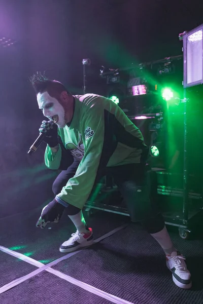 Twiztid, 23 Nisan 2022 'de Livonia, Michigan' daki Burton Malikanesinde canlı performans sergiliyor.