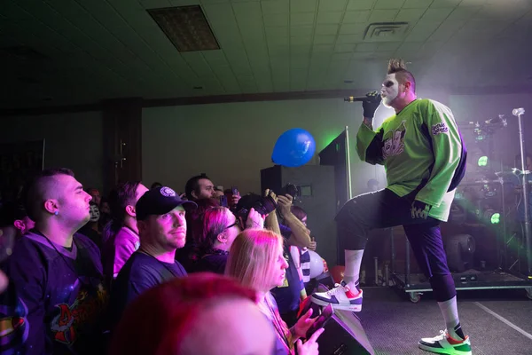 Twiztid, 23 Nisan 2022 'de Livonia, Michigan' daki Burton Malikanesinde canlı performans sergiliyor.