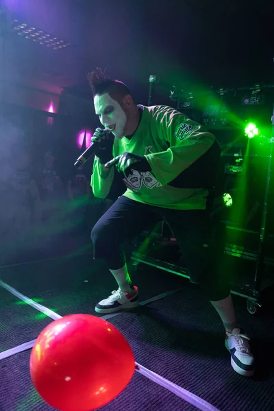 Twiztid, 23 Nisan 2022 'de Livonia, Michigan' daki Burton Malikanesinde canlı performans sergiliyor.
