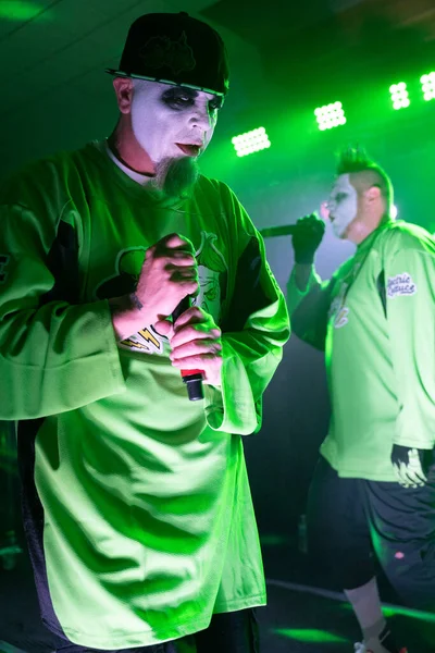 Twiztid, 23 Nisan 2022 'de Livonia, Michigan' daki Burton Malikanesinde canlı performans sergiliyor.