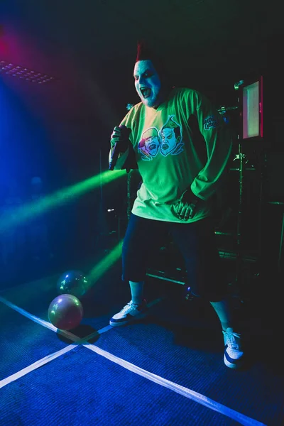 Twiztid, 23 Nisan 2022 'de Livonia, Michigan' daki Burton Malikanesinde canlı performans sergiliyor.