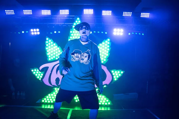 Twiztid, 23 Nisan 2022 'de Livonia, Michigan' daki Burton Malikanesinde canlı performans sergiliyor.