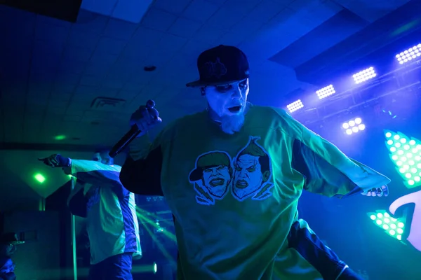 Twiztid, 23 Nisan 2022 'de Livonia, Michigan' daki Burton Malikanesinde canlı performans sergiliyor.