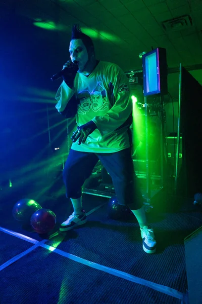 Twiztid, 23 Nisan 2022 'de Livonia, Michigan' daki Burton Malikanesinde canlı performans sergiliyor.