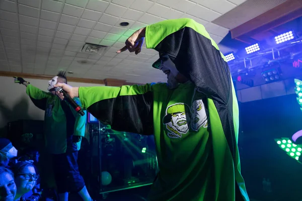 Twiztid, 23 Nisan 2022 'de Livonia, Michigan' daki Burton Malikanesinde canlı performans sergiliyor.