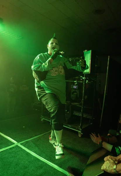 Twiztid, 23 Nisan 2022 'de Livonia, Michigan' daki Burton Malikanesinde canlı performans sergiliyor.