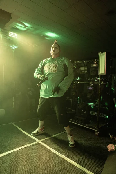 Twiztid, 23 Nisan 2022 'de Livonia, Michigan' daki Burton Malikanesinde canlı performans sergiliyor.