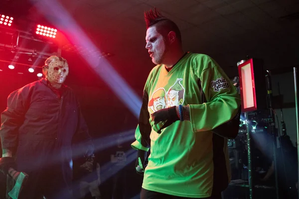 Twiztid, 23 Nisan 2022 'de Livonia, Michigan' daki Burton Malikanesinde canlı performans sergiliyor.