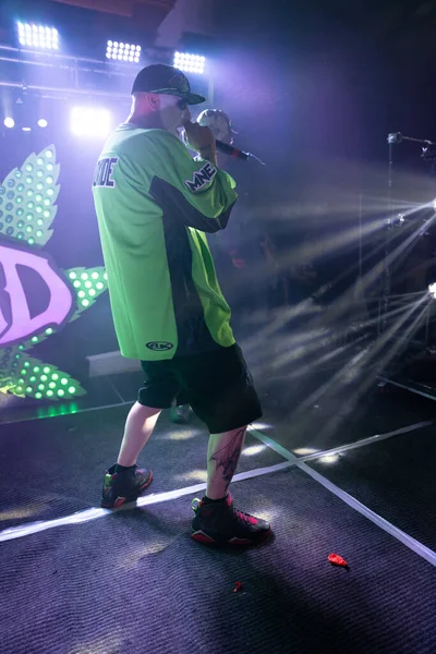 Twiztid, 23 Nisan 2022 'de Livonia, Michigan' daki Burton Malikanesinde canlı performans sergiliyor.