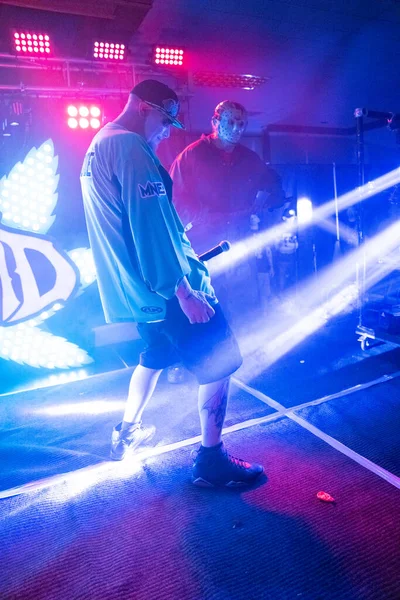 Twiztid, 23 Nisan 2022 'de Livonia, Michigan' daki Burton Malikanesinde canlı performans sergiliyor.