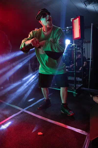 Twiztid, 23 Nisan 2022 'de Livonia, Michigan' daki Burton Malikanesinde canlı performans sergiliyor.