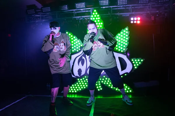 Twiztid, 23 Nisan 2022 'de Livonia, Michigan' daki Burton Malikanesinde canlı performans sergiliyor.