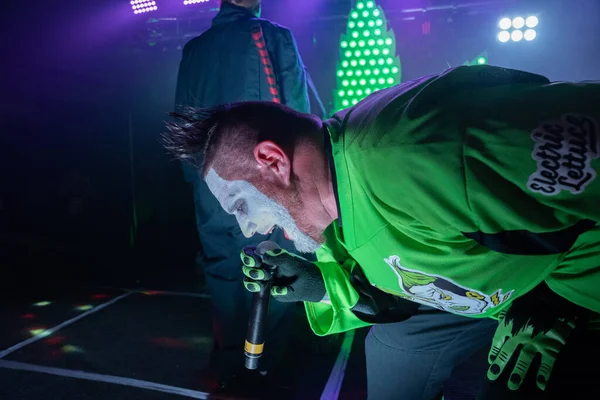 Twiztid, 23 Nisan 2022 'de Livonia, Michigan' daki Burton Malikanesinde canlı performans sergiliyor.