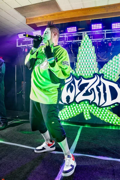 Twiztid, 23 Nisan 2022 'de Livonia, Michigan' daki Burton Malikanesinde canlı performans sergiliyor.