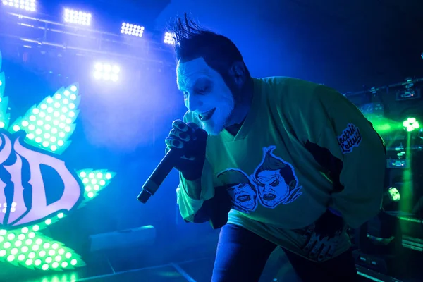 Twiztid, 23 Nisan 2022 'de Livonia, Michigan' daki Burton Malikanesinde canlı performans sergiliyor.