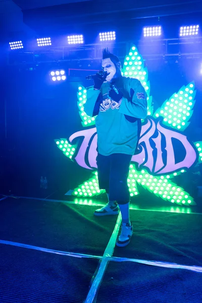 Twiztid, 23 Nisan 2022 'de Livonia, Michigan' daki Burton Malikanesinde canlı performans sergiliyor.