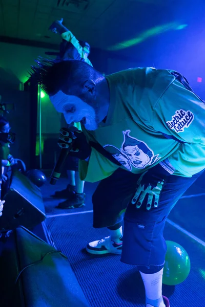 Twiztid, 23 Nisan 2022 'de Livonia, Michigan' daki Burton Malikanesinde canlı performans sergiliyor.