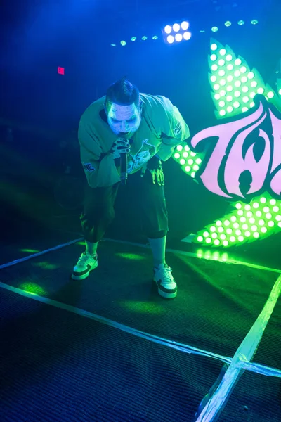 Twiztid, 23 Nisan 2022 'de Livonia, Michigan' daki Burton Malikanesinde canlı performans sergiliyor.