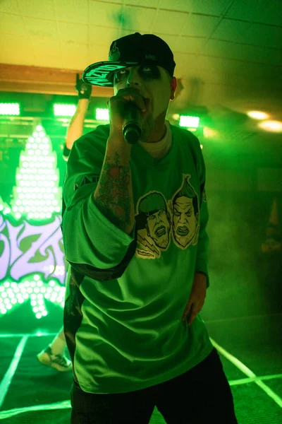 Twiztid, 23 Nisan 2022 'de Livonia, Michigan' daki Burton Malikanesinde canlı performans sergiliyor.