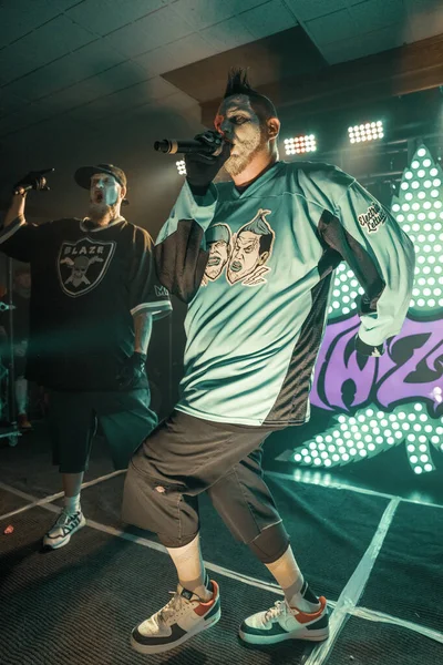Twiztid, 23 Nisan 2022 'de Livonia, Michigan' daki Burton Malikanesinde canlı performans sergiliyor.