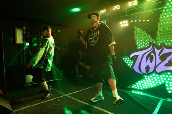 Twiztid, 23 Nisan 2022 'de Livonia, Michigan' daki Burton Malikanesinde canlı performans sergiliyor.