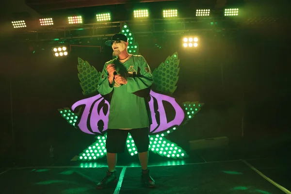 Twiztid, 23 Nisan 2022 'de Livonia, Michigan' daki Burton Malikanesinde canlı performans sergiliyor.