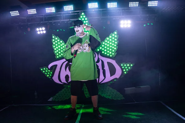 Twiztid, 23 Nisan 2022 'de Livonia, Michigan' daki Burton Malikanesinde canlı performans sergiliyor.