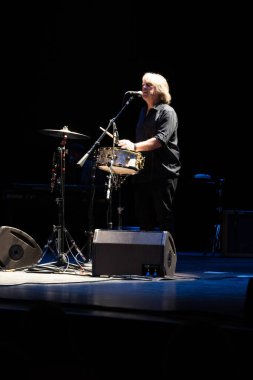 Buddy Guy 5-19-2022 'de Detroit, Michigan' daki Music Center for Performing Arts 'ta canlı performans sergiliyor.