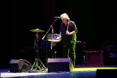 Buddy Guy 5-19-2022 'de Detroit, Michigan' daki Music Center for Performing Arts 'ta canlı performans sergiliyor.