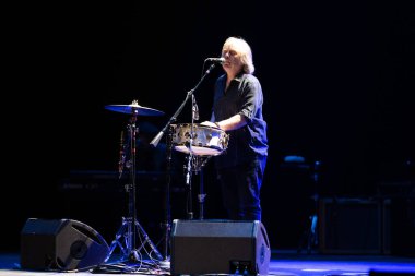 Buddy Guy 5-19-2022 'de Detroit, Michigan' daki Music Center for Performing Arts 'ta canlı performans sergiliyor.