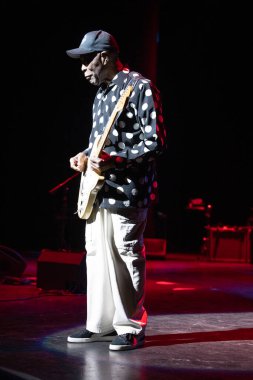 Buddy Guy 5-19-2022 'de Detroit, Michigan' daki Music Center for Performing Arts 'ta canlı performans sergiliyor.