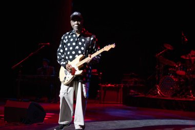 Buddy Guy 5-19-2022 'de Detroit, Michigan' daki Music Center for Performing Arts 'ta canlı performans sergiliyor.