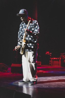 Buddy Guy 5-19-2022 'de Detroit, Michigan' daki Music Center for Performing Arts 'ta canlı performans sergiliyor.