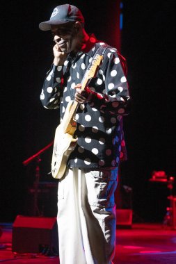 Buddy Guy 5-19-2022 'de Detroit, Michigan' daki Music Center for Performing Arts 'ta canlı performans sergiliyor.