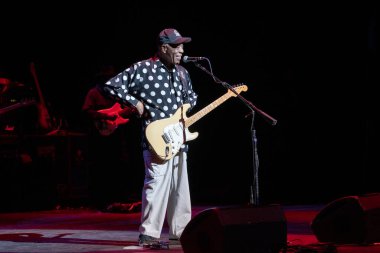 Buddy Guy 5-19-2022 'de Detroit, Michigan' daki Music Center for Performing Arts 'ta canlı performans sergiliyor.